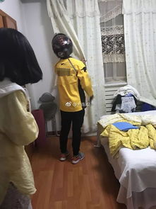 大连俩女孩点外卖小哥到家打虫，饿了么下单美团来了